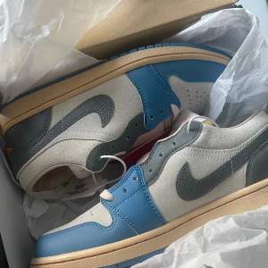 Säljer dessa Air Jordan 1low Tokyo Vintage köptes från krikscrew. Det är helt nya och oanvända. Jag säljer pga fel i storleken. Hör av sig om ni är intresserade!