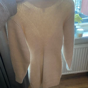 Stickad klänning - En väldigt skön stickad klänning som inte alls känns sticksig i materialet.☺️