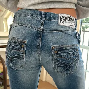Lågmidjade vintage jeans köpta för 900kr nee coola detaljer på bakfikorna. Mycket bra skick. Säljer pga att de är för korta på mig som är 172💕💕skriv om ni har några frågor