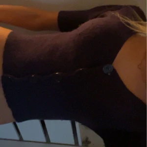 Stickad kofta - Säljer en jättesöt kofta från List, i storlek 1 vilket motsvarar S💕