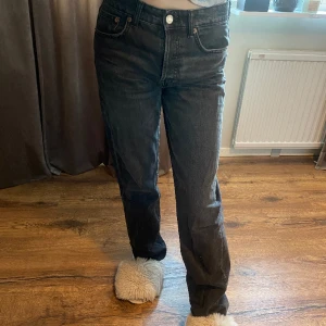 Svarta jeans - De trändiga jeansen kommer ifrån Zara och är i storlek 34. De passar tyvärr inte mig, där av säljer jag dem!🥰