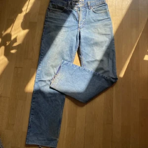 Raka Jeana - Raka jeans som även är lite baggy. Sitter ungefär som 32/32. Perfekt vintage kvalitet! Tveka inte att höra av dig om du har frågor!