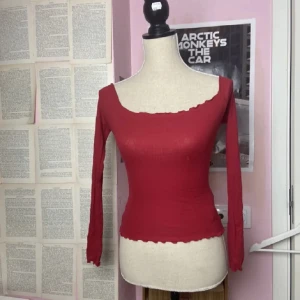 Tröja - Säljer då den inte kommer till användning, den kan användas som både on och off shoulder. (Bilderna är lånade från förra ägaren)