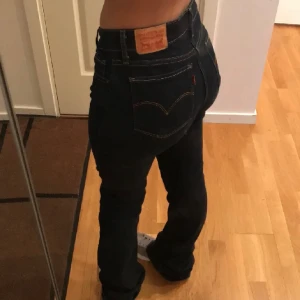 Levis jeans  - Blaa jeans fran Levi's i modell 714. Väldigt bekväma o i väldigt fint skick. Skriv jätte gärna vid behov av fragor eller fler bilder, priset är 350 + frakt 