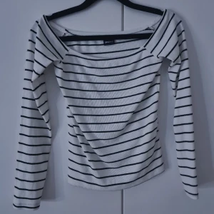 Snygg off sholder tröja - (Frakten betalar ni)Jötte fin off sholder tröja, säljer då den aldrig anvönds men den är i nyskick 