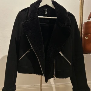 Zara jacka - Mysig jacka från Zara i väldigt bra skick, lite kortare i modellen 