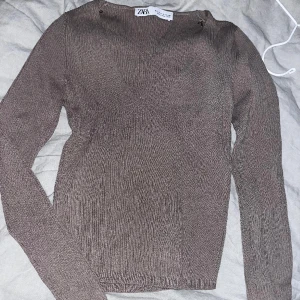Zara - Ribbad långärmad beige/ grå topp ifrån Zara i strl S men som en XS också, nyskick 🤎