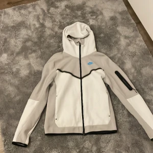 Grå Nike tech fleece  - Använd 1 gång, storlek S, ljus grå och vitt färg, passar bra på folk 180-170cm och 70-75 kg 