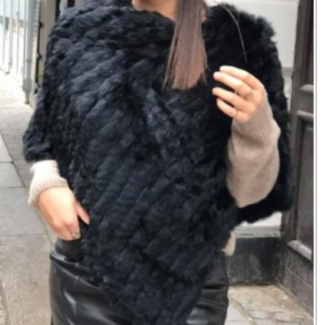 Svart päls poncho  - 2