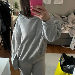 Grå hoodie - Snygg grå hoodie som blivit lite sliten i tvätten men fortafrande i bra skick! Använd ett par gånger🩷🩷