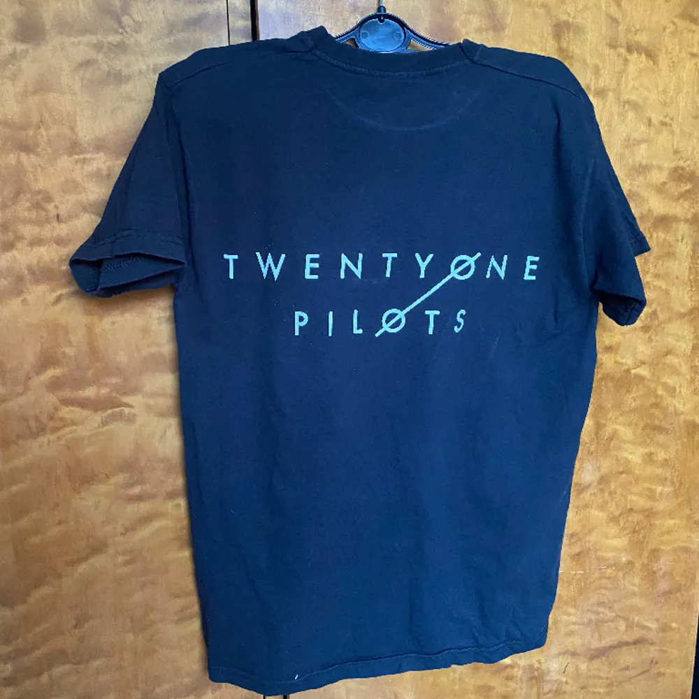 En Twenty one pilots T-shirt med Blurryface album på. Tryck på både fram och baksida. Köpt i 2019 och väl använd, men i väldigt bra skick!   Jag möts helst upp i Stockholm. Skicka DM om du är intresserad :). T-shirts.