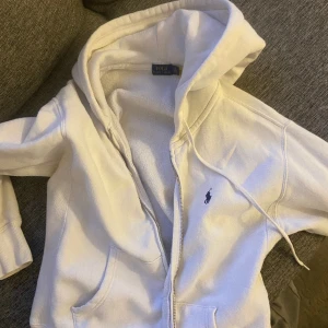 polo ralph lauren zip  - Polo kofta storlek s. Säljer den på grund av att den inte passar mig. Pris går att diskuteras.