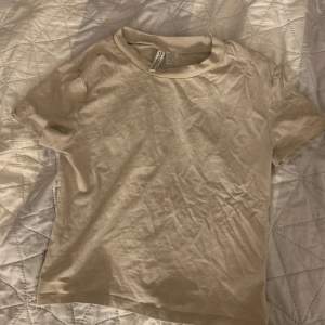 Beige tshirt från h&m, fint skick, storlek M men passar xs-s