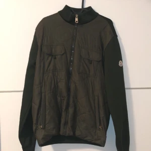 Moncler cardigan  - Säljer denna moncler cardigan som är knappt använd mycket fräsch och fin och går att använda som en vår jacka tar bara emot pengar och inga byten kan frakta eller mötas upp 