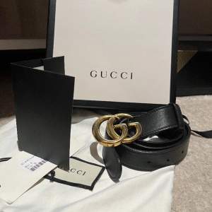 Äkta Gucci bälte köptes på Gucci butiken i Stockholm. Kvitto, dustbag, box och pristagg. Medelstor storlek på GG. Kolla guccis hemsida för referens. Nypris är 4550kr.