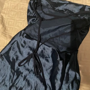 Fest Klänning/topp - En jätte fin kort satin klänning använt den som en tröja men samt som en klänning 