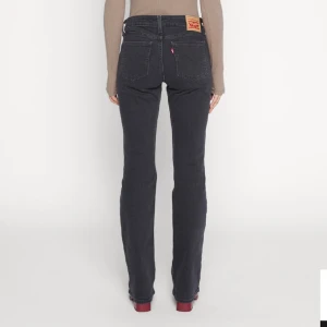 Superlow bootcut jeans! - Skit snygga jeans från Levis! Storlek 29x34, säljer då dem är lite för stora för mig och kan ej skicka tbx :( Vill bli av med dem så fort som möjligt så ge gärna pris förslag! 🫶🏻köpta för 1100kr 