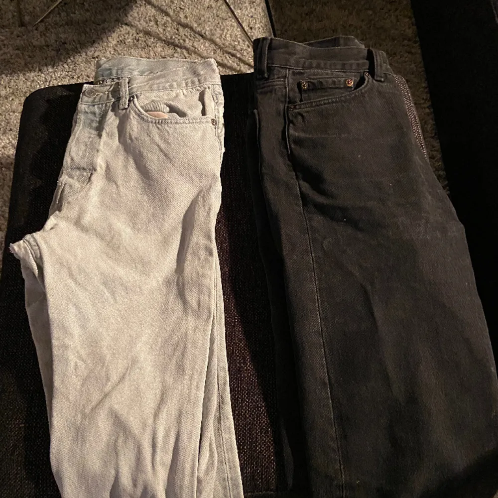 2 st weekday jeans  Storlek 27/30 200 st,  350 för båda. Jeans & Byxor.