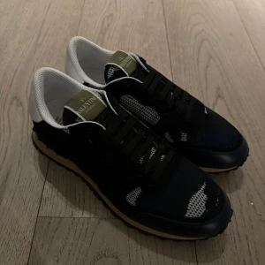 Valentino rockrunner - Säljer dessa helt nya Valentino rockrunner i storlek 40. Dom är aldrig använda och kommer i orginallåda.