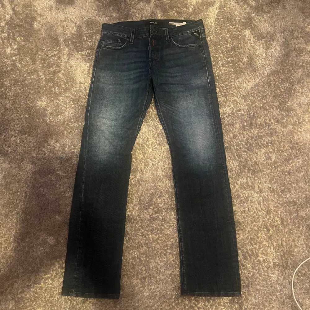 Säljer ett par fina replay jeans i modellen waitom regular. Nypris: ca 1400 kr Mitt pris: 500 kr Priset är inte hugget i sten! Säljer pga för stora, inga defekter!. Jeans & Byxor.