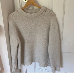 Stickad tröja  - En krämvit stickad tröja från Zara, lite nopprig. 