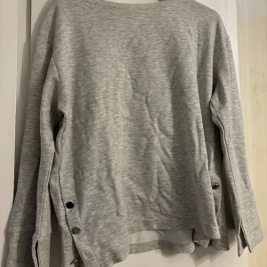 Sweatshirt - Grå sweatshirt i storlek 40