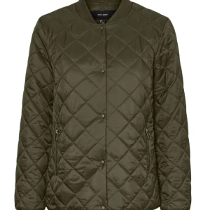 Bomberjacka vero moda - Fin quiltad bomberjacka från vero Moda! Inga defekter förutom att en av fickornas dragkedja har rostat litegrann, inget märkbart men därav priset! Annars bra skick 😇