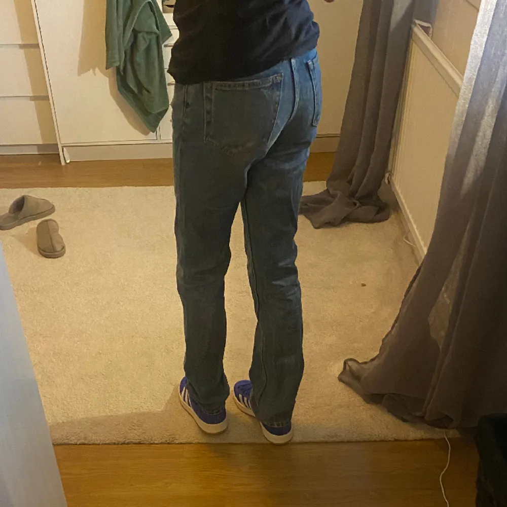 Blåa jeans från Weekday i modellen pin.. Jeans & Byxor.