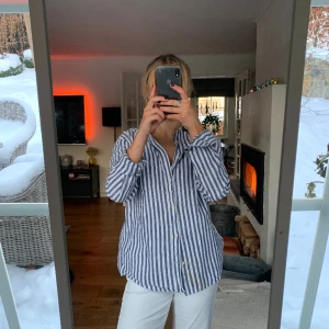 Blå vit randig skjorta👔 - Fin och somrig blå vit randig skjorta! 
