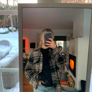 Rutig overshirt:) - Snygg och cool overshirt i rutigt mönster. Nyskick och tjockt material😊