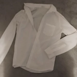Vit skjorta - Använd en gång, vit och helt ren. Storlek 158/Small från H&M. Frakt kostar inte, spana även gärna in mina andra artiklar! :))