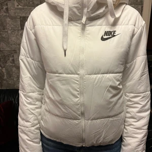 Nike jacka - Fodrad vändbar Nike jacka i mycket fint skick Storlek S  Prisförslag  Frakt tillkommer 