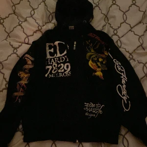 drainad ed hardy hoodie - knappast använd så skicket är fortfarande tipp topp, passar perfekt till hemlösa outfits, om du har några frågor är det bara att ställa #keepdraining #skaffaettjobb