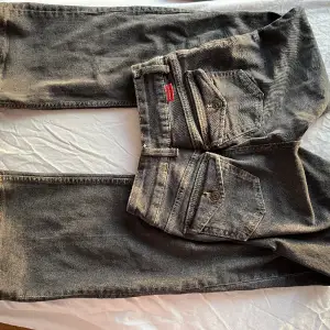 Low waist bootcut jeans från hm💞 Tyvärr passar dem inte längre, men är i bra skick. Går inte att hitta i butik längre! Skriv privat om fler bilder eller frågor! 