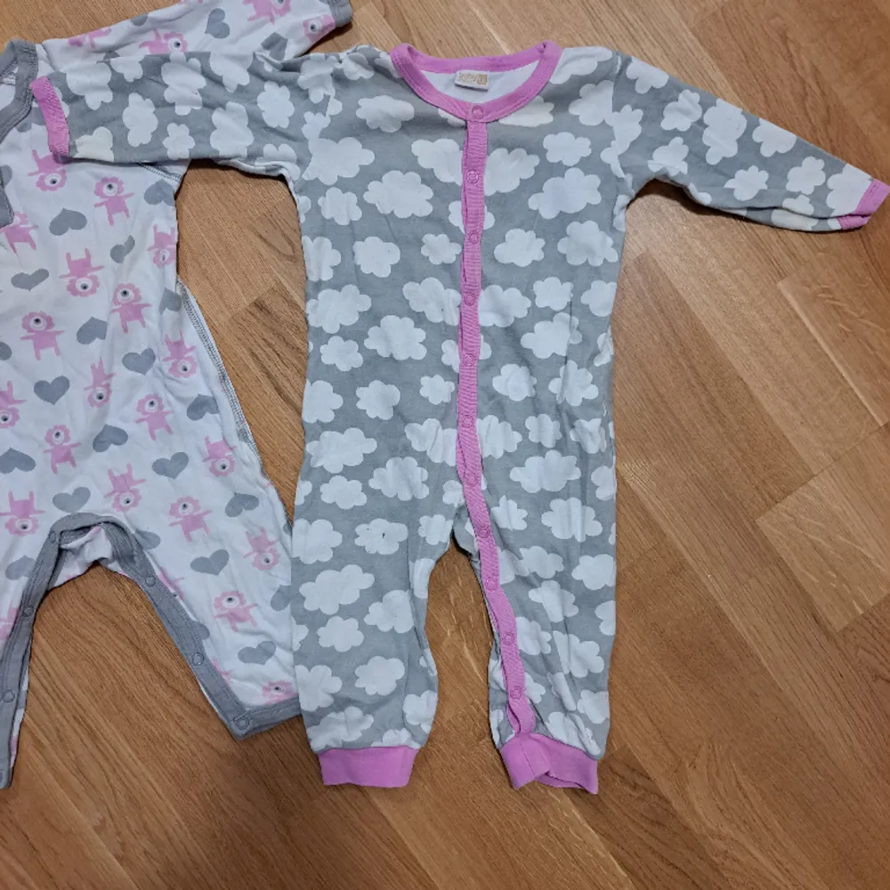 Pyjamas x2, barn i storlek 80. Båda för 100kr eller 60kr/styck. Övrigt.