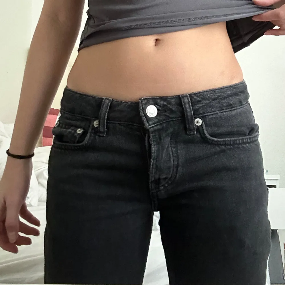 jättefina low waist jeans i väldigt bra skick! Det finns inga defekter på byxorna. Jag är 160cm. Har vanligtvis strlk 34 - 36 i jeans🩷 Priset kan diskuteras☺️ Det är bara att fråga för fler bilder! (smutsen i bilden är från spegeln, inte på byxorna). Jeans & Byxor.