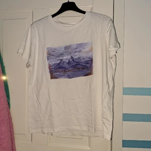 T-shirt  - Använd fåtal gånger.   Skriv vid intresse💕