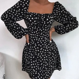 Klänning - Svart klänning med blommor på från shein. Aldrig använd. Säljer pga den är för liten