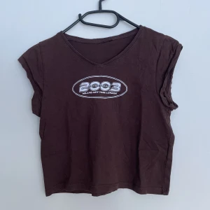 Y2K Brun Baby-Tee  - Köpt från hm för ett tag sedan, använd några gånger. Bra skick, inga fläckar. Säljer för att den inte används längre!  Orginalpris 60! ✨