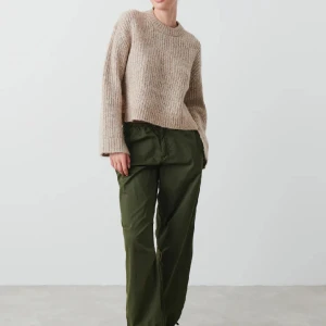 Beige stickad GinaTricot tröja - Säljer min jättefina beiga stickad tröja från Gina tricot, perfekt till hösten och vintern. Säljer pga vill köpa en annan färg. Inköpt för 299kr 🤍