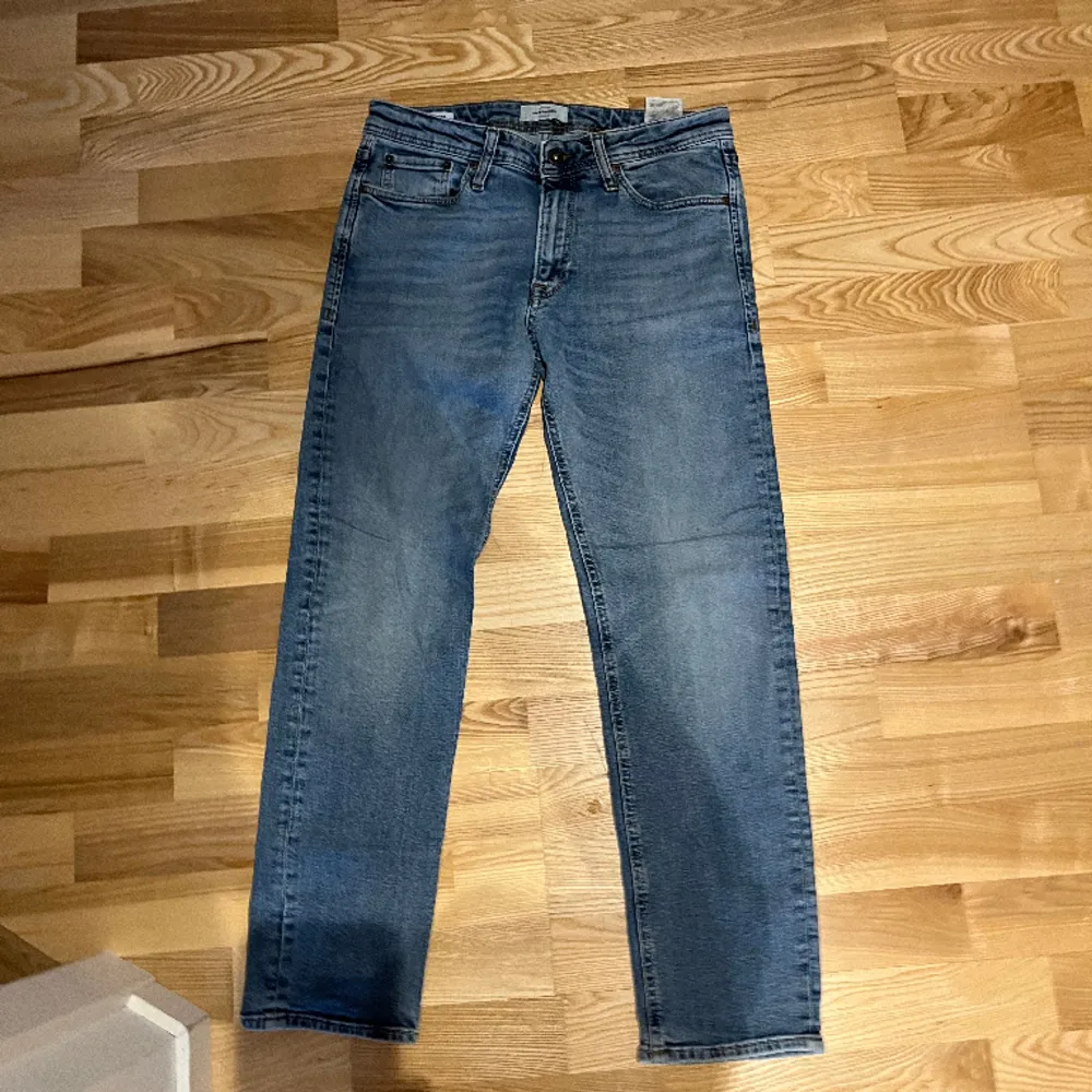 Hej! Jag säljer ett par jack and jones jeans I storlek 29/30. De passar persoenr som gillar slim jeans och de är i 10/10 skick. De har ett nypris på 599 kr och använts 3 gånger innan😇. Jeans & Byxor.