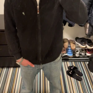 Helzip tröja - Säljer denna tröjan då den inte kommer till användning, bra skick. Nypris 499kr