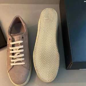 Saint Laurent Skor - Säljer dessa riktigt feta ysl skor! Skorna är i grymt skick (10/10)och har knappt blivit använda. Jag kan tänka mig mötas upp i Stockholm eller frakta. Skriv gärna vid fler frågor.