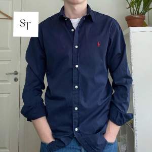 🔴kod ”stilren10” för 10% rabatt🔴 Säljer en marinblå ralph lauren skjorta slim fit i storlek M. Plagget har inga defekter och bedöms som nyskick. Modellen är 180cm och bär vanligtvis M