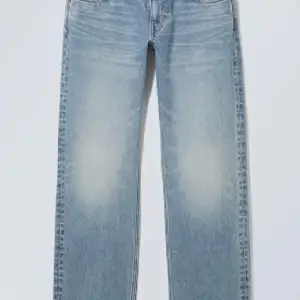 Ljusblå jeans från Weekday! Org pris 599 kr. Jeansen är Low waisted och straight, de är i bra skick. Jag säljer eftersom att de är försmå för mig som är 163 cm. Storlek: W24 o L30. Pris kan diskuteras och hör av dig för fler bilder eller frågor!❤️