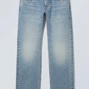 Low waisted weekday jeans  - Ljusblå jeans från Weekday! Org pris 599 kr. Jeansen är Low waisted och straight, de är i bra skick. Jag säljer eftersom att de är försmå för mig som är 163 cm. Storlek: W24 o L30. Pris kan diskuteras och hör av dig för fler bilder eller frågor!❤️