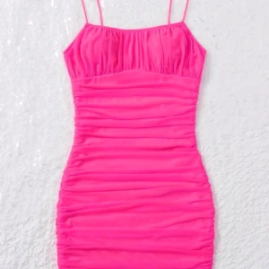 Klänning  - Vääärldens finaste neonrosa klänning😍 Den är använd ett fåtal gånger men har inga defekter! Säljer då den tyvärr blivit för stor för mig😭