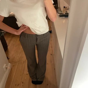 LågMidjade  - lågmidjade Marie Claire kostymbyxor i gott skick. Kommer inte till andvändning längre 