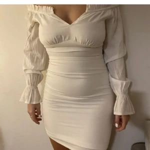 Studentklänning  - Jättefin studentklänning, endast använd under studenten😍