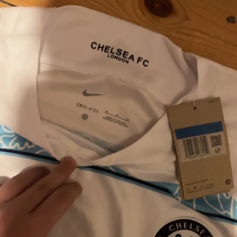 Chelsea tröja helt ny . T-shirts.